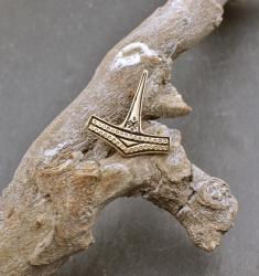 Kleine Thorshammer Brosche aus Bronze auf einem Ast